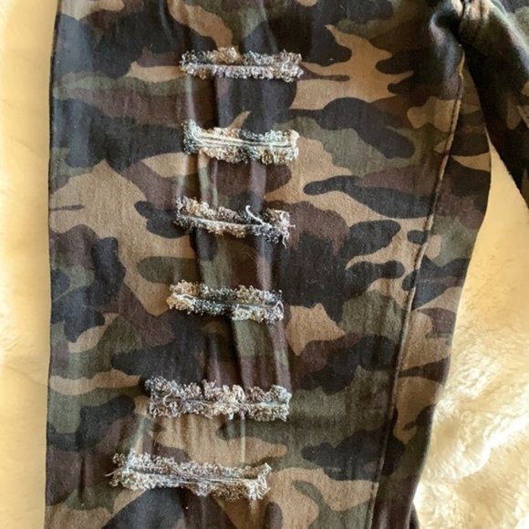 ModaXpress - High Rise Ripped - Camo Jeans NWT - Picture 6 of 7